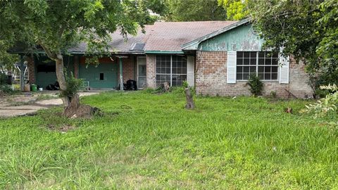 Photo of 117 Sylvan Street, La Porte, TX 77571 (MLS # 25149122)