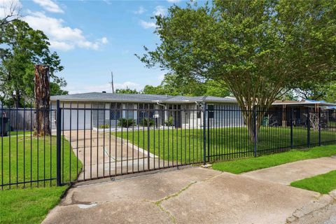 Photo of 5919 Van Fleet Street, Houston, TX 77033 (MLS # 49619769)