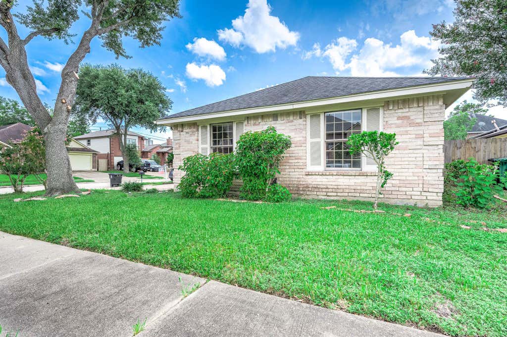 Photo of 11014 Landsbury Court, Houston, TX 77099 (MLS # 16393017)