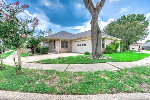 Photo of 11014 Landsbury Court, Houston, TX 77099 (MLS # 16393017)