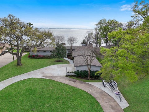 Photo of 138 N Burnett Drive, Baytown, TX 77520 (MLS # 88687038)