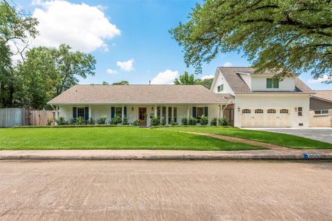 Photo of 2406 Blue Water Lane, Houston, TX 77018 (MLS # 87982469)