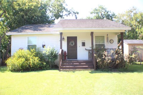 Photo of 1316 Rampart Street, Bay City, TX 77414 (MLS # 74112895) Photo of 1316 Rampart Street, Bay City, TX 77414 (MLS # 74112895)
