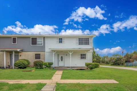 Photo of 1231 Oregon Street, La Porte, TX 77571 (MLS # 68627188)