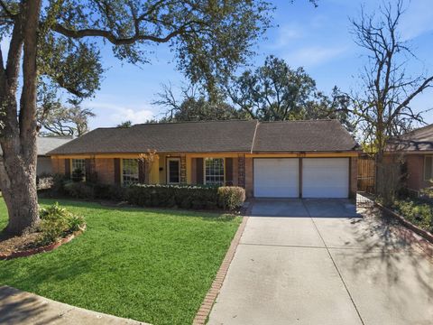 Photo of 5619 Duxbury Street, Houston, TX 77035 (MLS # 98660611)