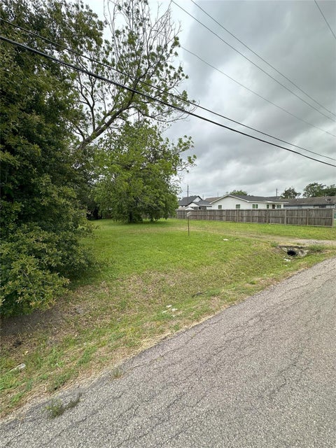 Photo of 920 E 39th Street, Houston, TX 77022 (MLS # 97433125)