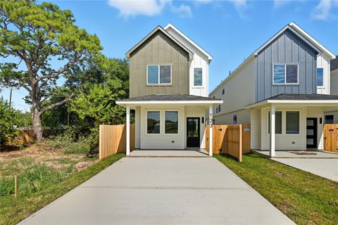 Photo of 123 S Virginia Avenue, La Porte, TX 77571 (MLS # 69867776)