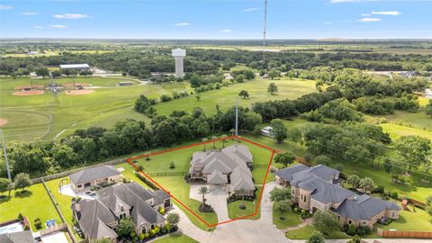 Photo of 3020 Bridle Path LN, Friendswood, TX 77546 (MLS # 23116950)