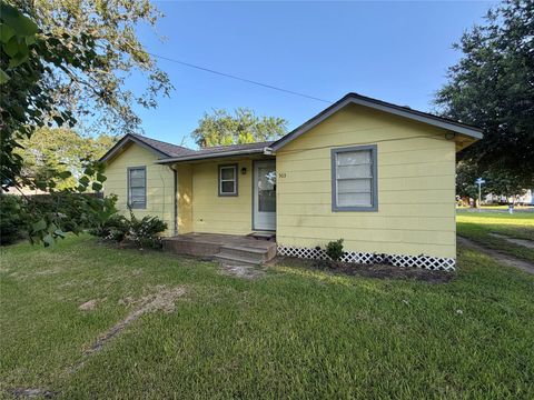 Photo of 503 Mckee Street, Clute, TX 77531 (MLS # 42046529)