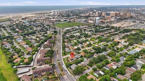 Photo of 106 Barracuda Avenue, Galveston, TX 77550 (MLS # 42846170)