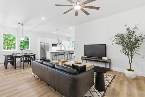 Photo of 1420 W 34th 1/2 Street, Houston, TX 77018 (MLS # 83339097)