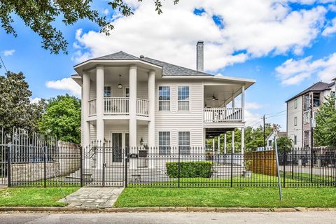 Photo of 302 W Drew Street, Houston, TX 77006 (MLS # 35802513)