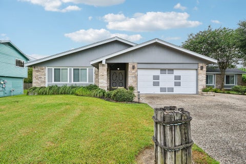Photo of 2535 Cliff Drive, San Leon, TX 77539 (MLS # 8321177)