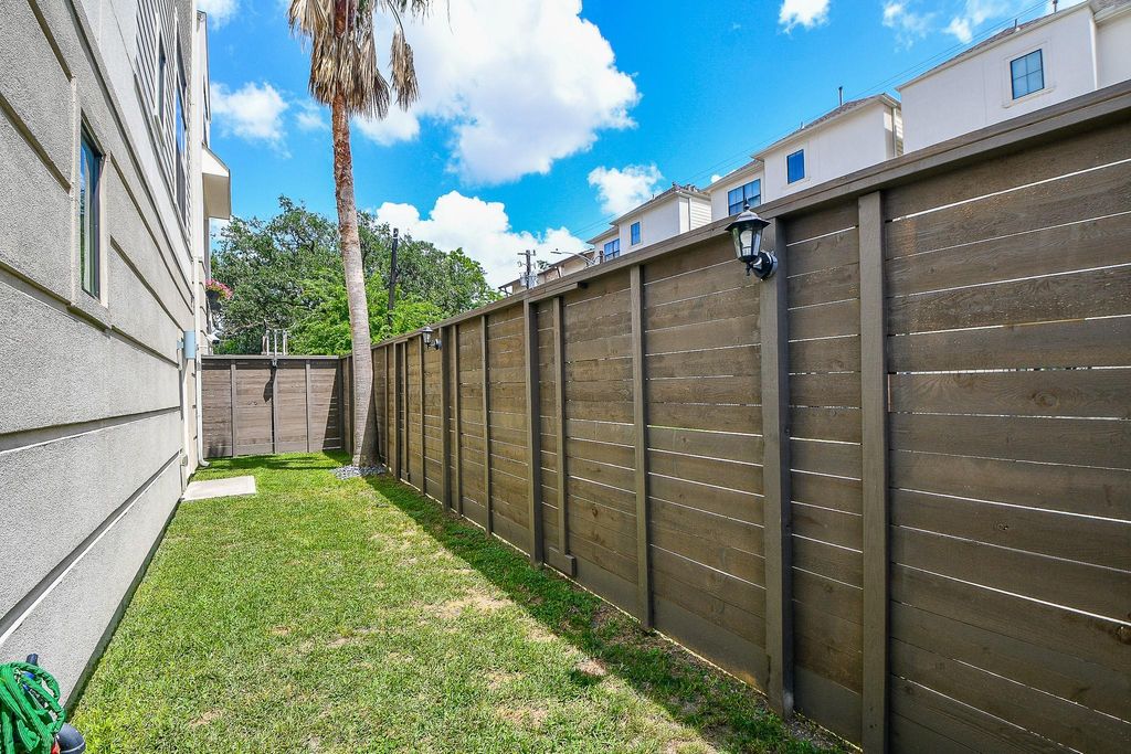 Photo of 1204 Fowler Street, Houston, TX 77007 (MLS # 33260742)