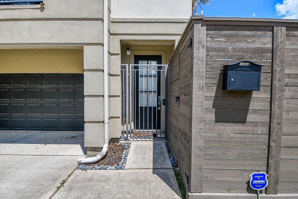 Photo of 1204 Fowler Street, Houston, TX 77007 (MLS # 33260742)