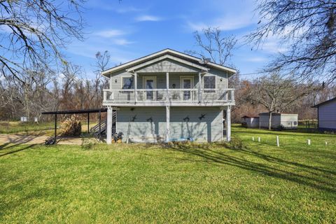 Photo of 360 S Lakeside Drive, Huntsville, TX 77320 (MLS # 36525443)