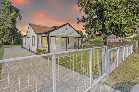 Photo of 2513 Melbourne Street, Houston, TX 77026 (MLS # 95796558)