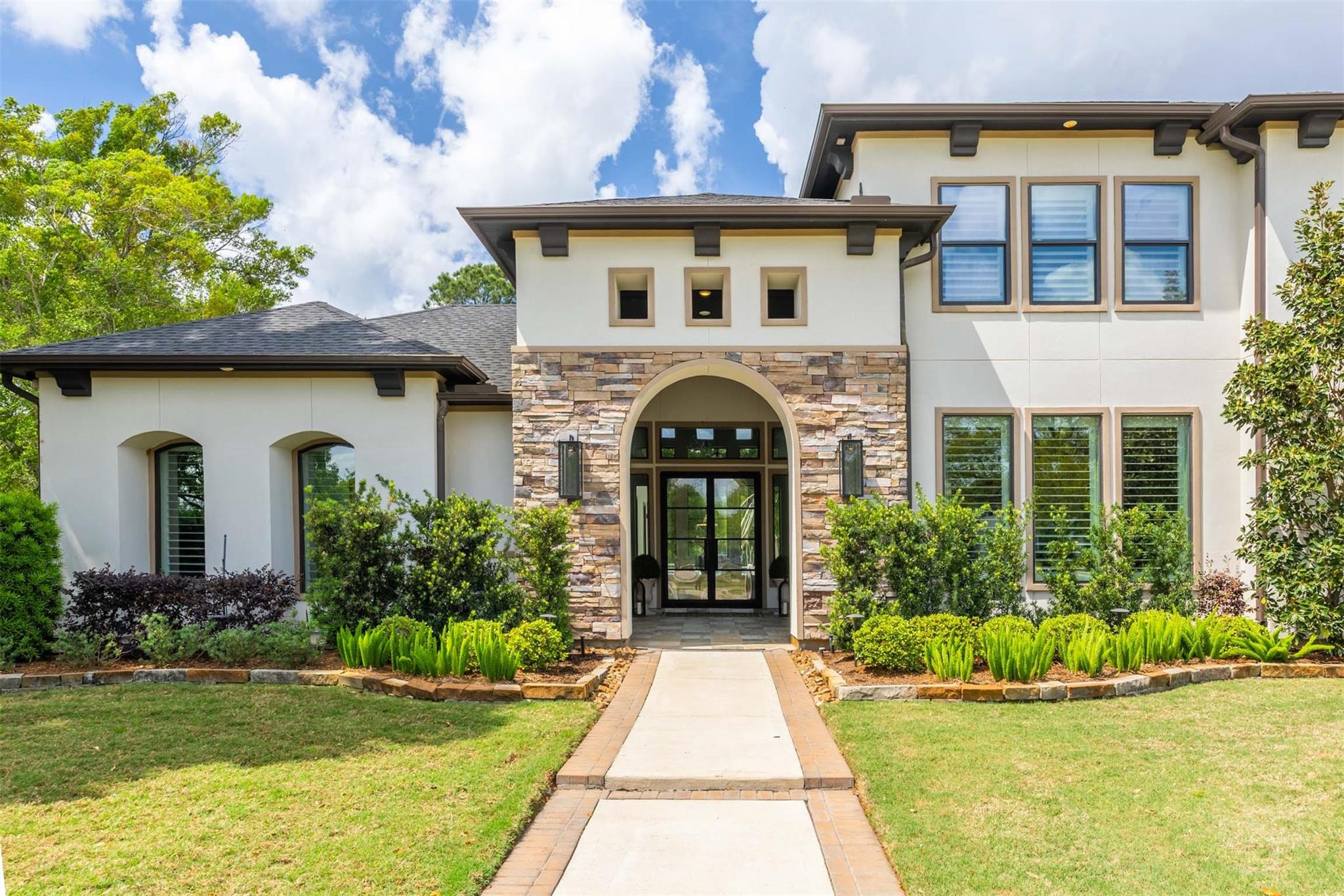 8619 Woods Hollow Trail