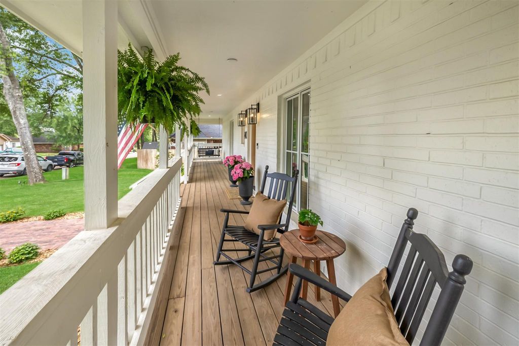 Photo of 140 April Waters Drive W, Conroe, TX 77356 (MLS # 27903164)