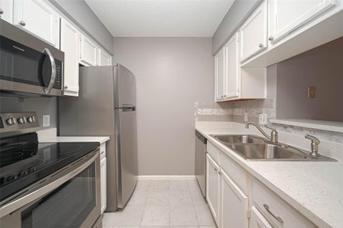 Photo of 2120 El Paseo Street #2108, Houston, TX 77054 (MLS # 66947955)