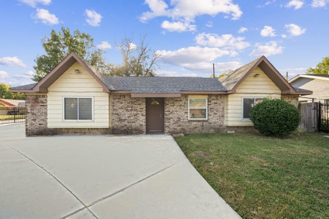Photo of 11614 Sandrock Drive, Houston, TX 77048 (MLS # 63172865)