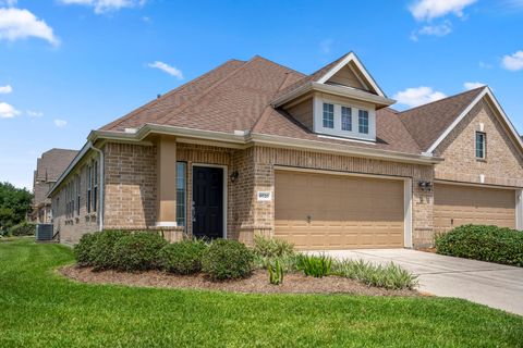 Townhouse For Sale - 18720 Serenity Loch Drive<br/> Spring, TX 77379