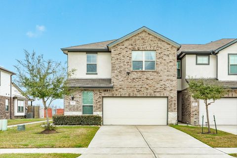 Townhouse For Sale - 7117 Elgin Street<br/> Pearland, TX 77584