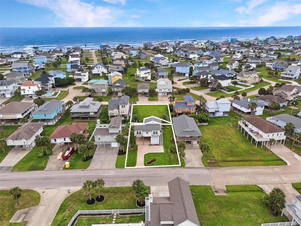 Photo of 13915 Pirates Beach Boulevard, Galveston, TX 77554 (MLS # 78072446)
