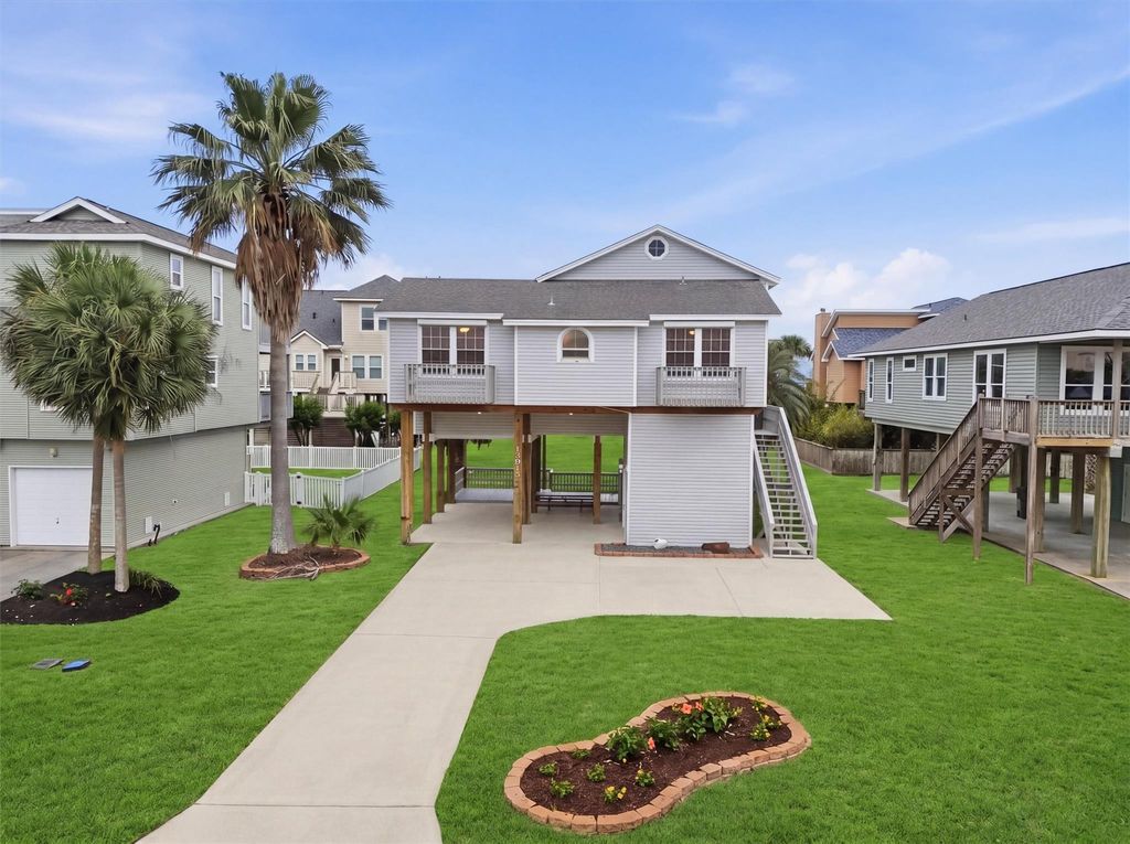 Photo of 13915 Pirates Beach Boulevard, Galveston, TX 77554 (MLS # 78072446)
