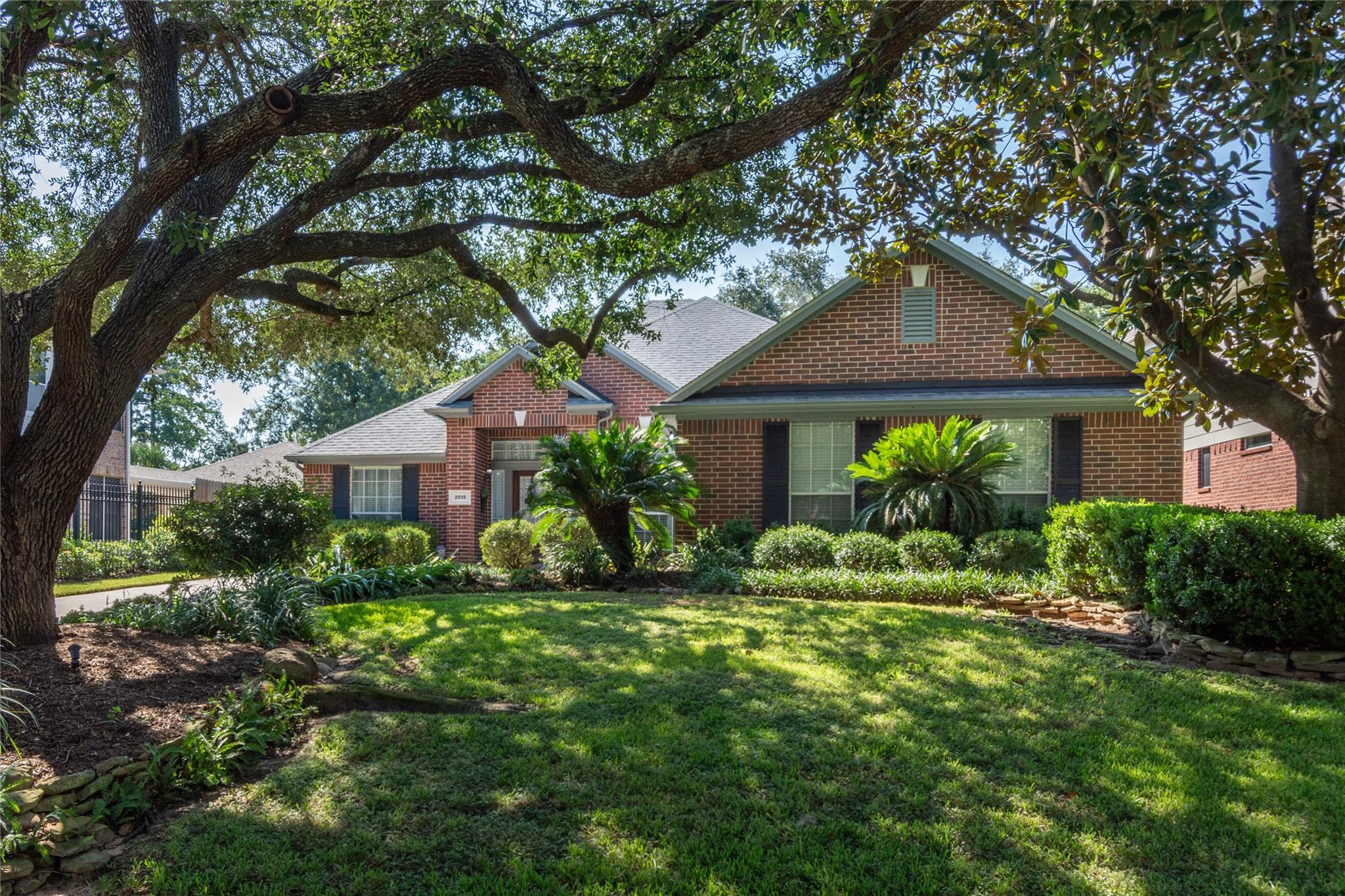 2515 Honeysuckle Walk