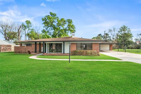 Homes For Sale - 124 Lazy Lane<br/> Baytown, TX 77520