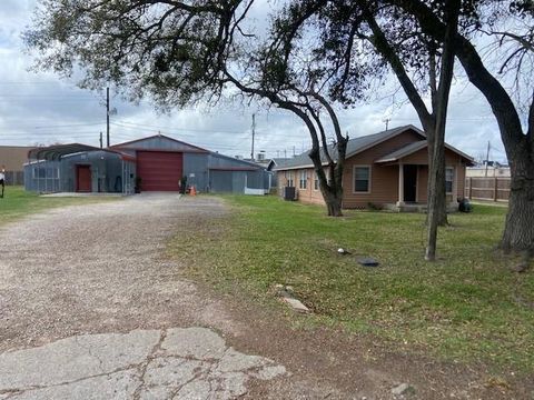 Homes For Sale - 3320 Brooks Avenue<br/> Matagorda County, Bay City, TX 77414