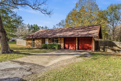 Photo of 4418 Shady Lane, Huntsville, TX 77320 (MLS # 46250346)