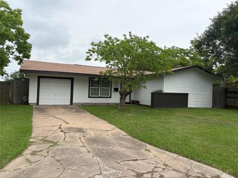 Photo of 26 Lyncrest Dr, Galveston, TX 77550 (MLS # 46712506)