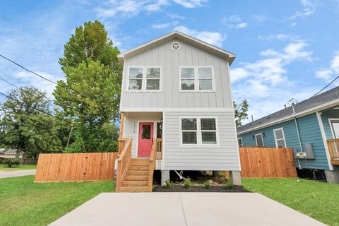 Photo of 1316 W Willis Street, Alvin, TX 77511 (MLS # 11642858)