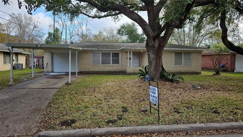Photo of 18 S Pin Oak Drive, Texas City, TX 77591 (MLS # 17863483)