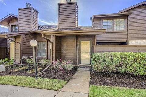 Photo of 2611 Grants Lake Boulevard #226, Sugar Land, TX 77479 (MLS # 71831135)