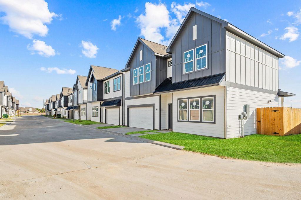 Photo of 6702 Metro Blvd #18, Houston, TX 77083 (MLS # 94630184)