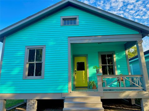 Photo of 4807 Avenue P 1/2, Galveston, TX 77551 (MLS # 62289502)