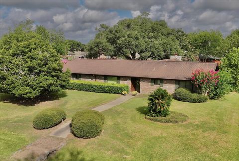 Photo of 604 Berwick Rd, Victoria, TX 77904 (MLS # 44902432)