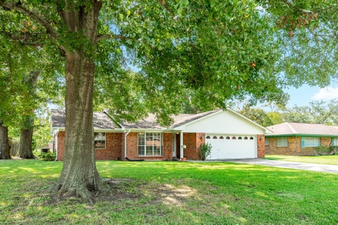 Photo of 232 Wayne Dr DR, Clute, TX 77531 (MLS # 51342872)