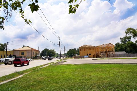 Photo of 972 W Little York Rd Road NW, Houston, TX 77088 (MLS # 92328017)