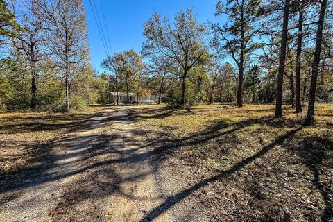 Photo of 51 Murphy Farm Road, Huntsville, TX 77320 (MLS # 47751925)