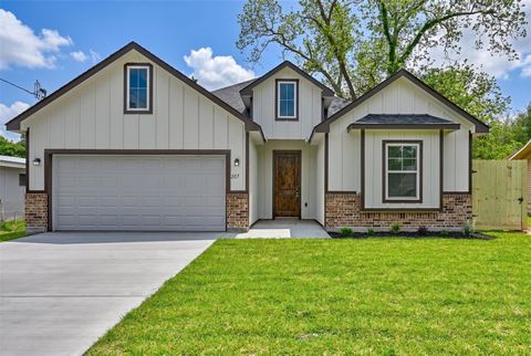Photo of 207 Malleck Street, Columbus, TX 78934 (MLS # 42132125)