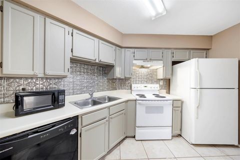 Photo of 10630 Westbrae Parkway #606, Houston, TX 77031 (MLS # 66015348)