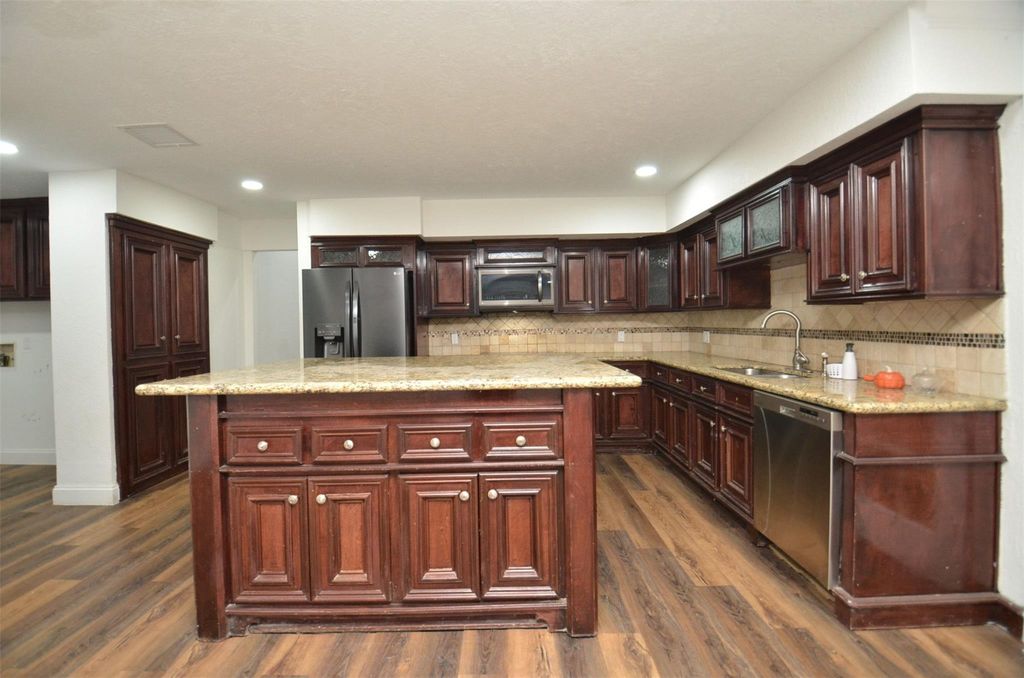 Photo of 5519 Irish Hill Drive, Houston, TX 77053 (MLS # 43874148)