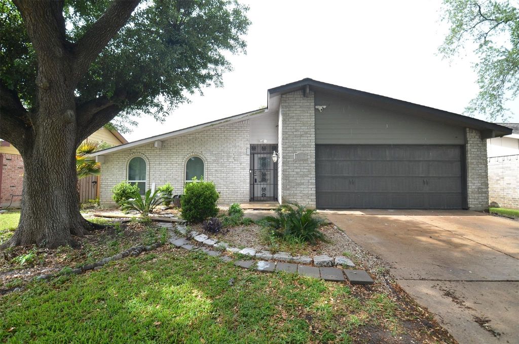 Photo of 5519 Irish Hill Drive, Houston, TX 77053 (MLS # 43874148)