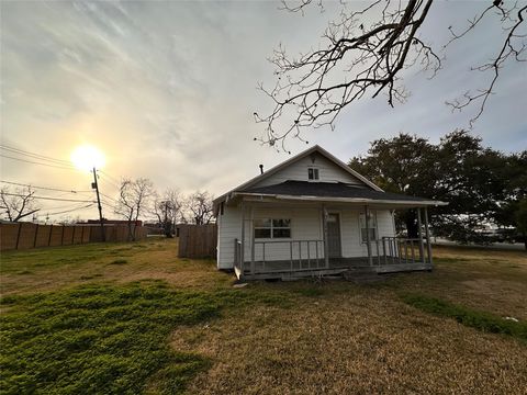 Photo of 104 S 7th Street, La Porte, TX 77571 (MLS # 98154090)