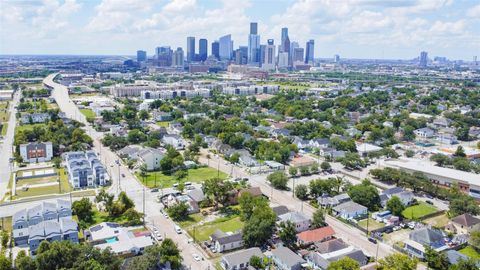Photo of 1917 Elysian Street, Houston, TX 77026 (MLS # 77927690)