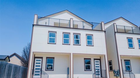 Photo of 821 North Loop, Houston, TX 77022 (MLS # 97676724)